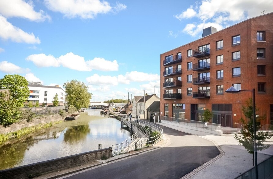 Lock Keepers portfolio of 3 properties for sale on LoopNet.co.uk - Building Photo - Image 3 of 10