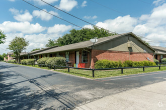 605 Massey Tompkins Rd, Baytown, TX for sale Primary Photo- Image 1 of 1