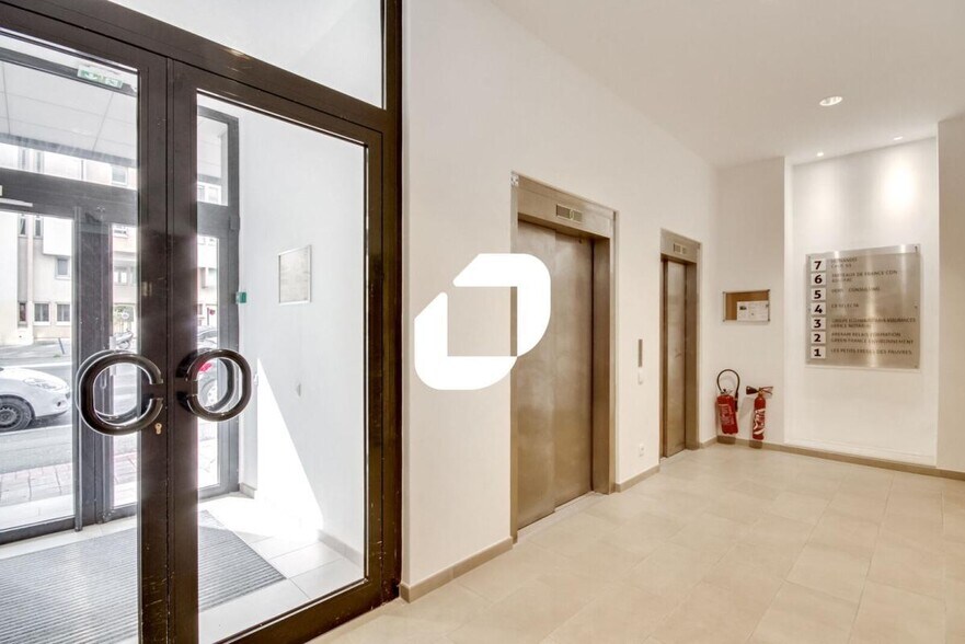 Office in Pantin to rent - Lobby - Image 2 of 14
