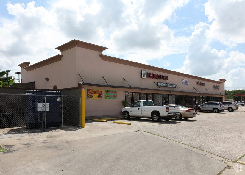 1712 N Velasco St, Angleton, TX for rent - Building Photo - Image 2 of 4