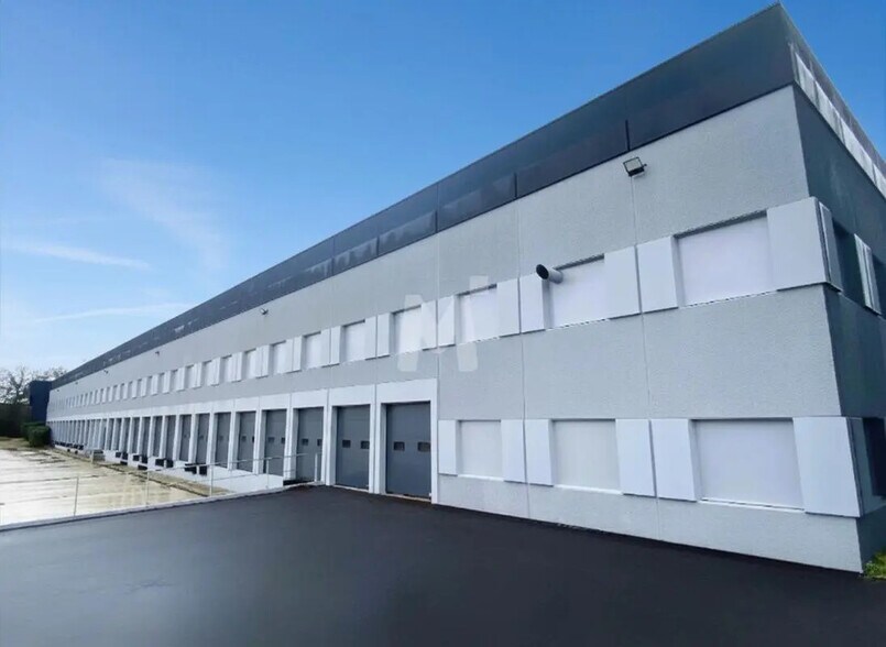 Light Industrial in Lisses to rent - Building Photo - Image 1 of 2