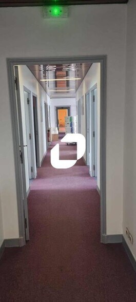 Light Industrial in Montreuil to rent - Interior Photo - Image 3 of 9