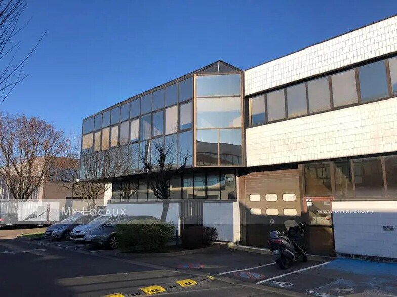 Light Industrial in Nanterre to rent - Building Photo - Image 1 of 10