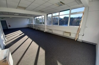 212 Durnsford Rd, London to rent Interior Photo- Image 1 of 2