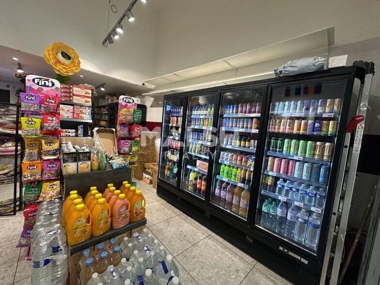 Retail in Lyon to rent - Interior Photo - Image 2 of 3