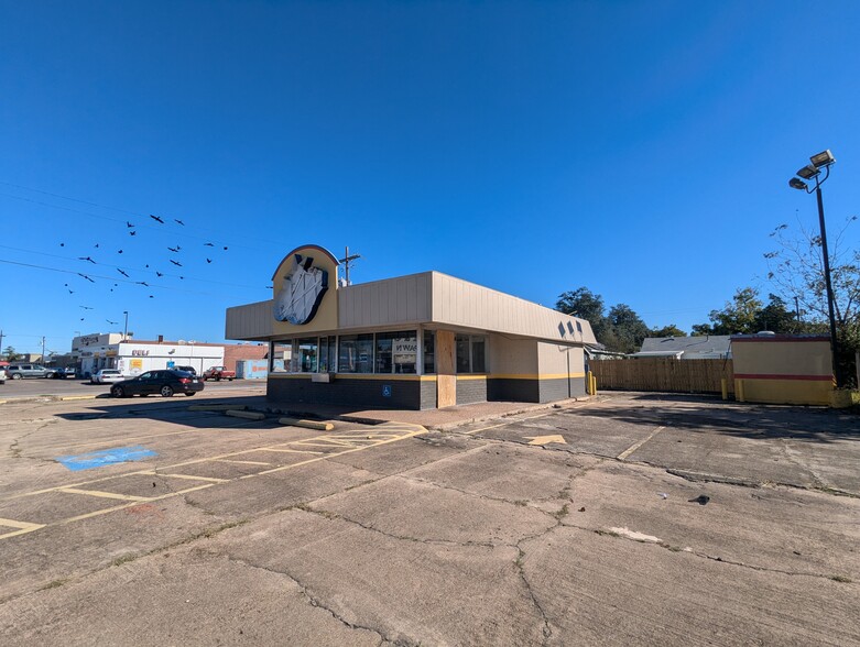 1322 N 16th St, Orange, TX for rent - Building Photo - Image 2 of 25