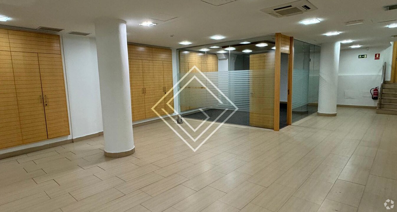 Office / Retail in Madrid, Madrid to rent Primary Photo- Image 1 of 19