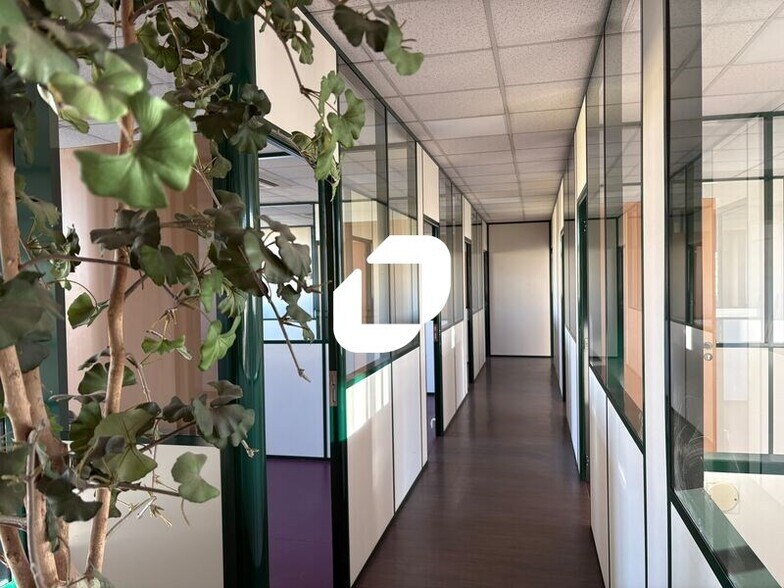 Office in Bron to rent - Interior Photo - Image 3 of 5