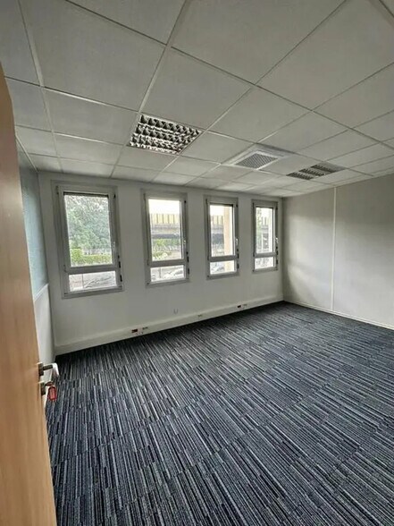 Office in Clichy to rent - Interior Photo - Image 2 of 10