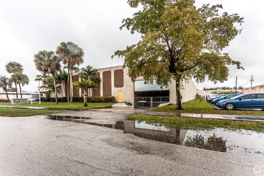 1170-1180 NW 163rd Dr, Miami, FL for rent - Building Photo - Image 2 of 3