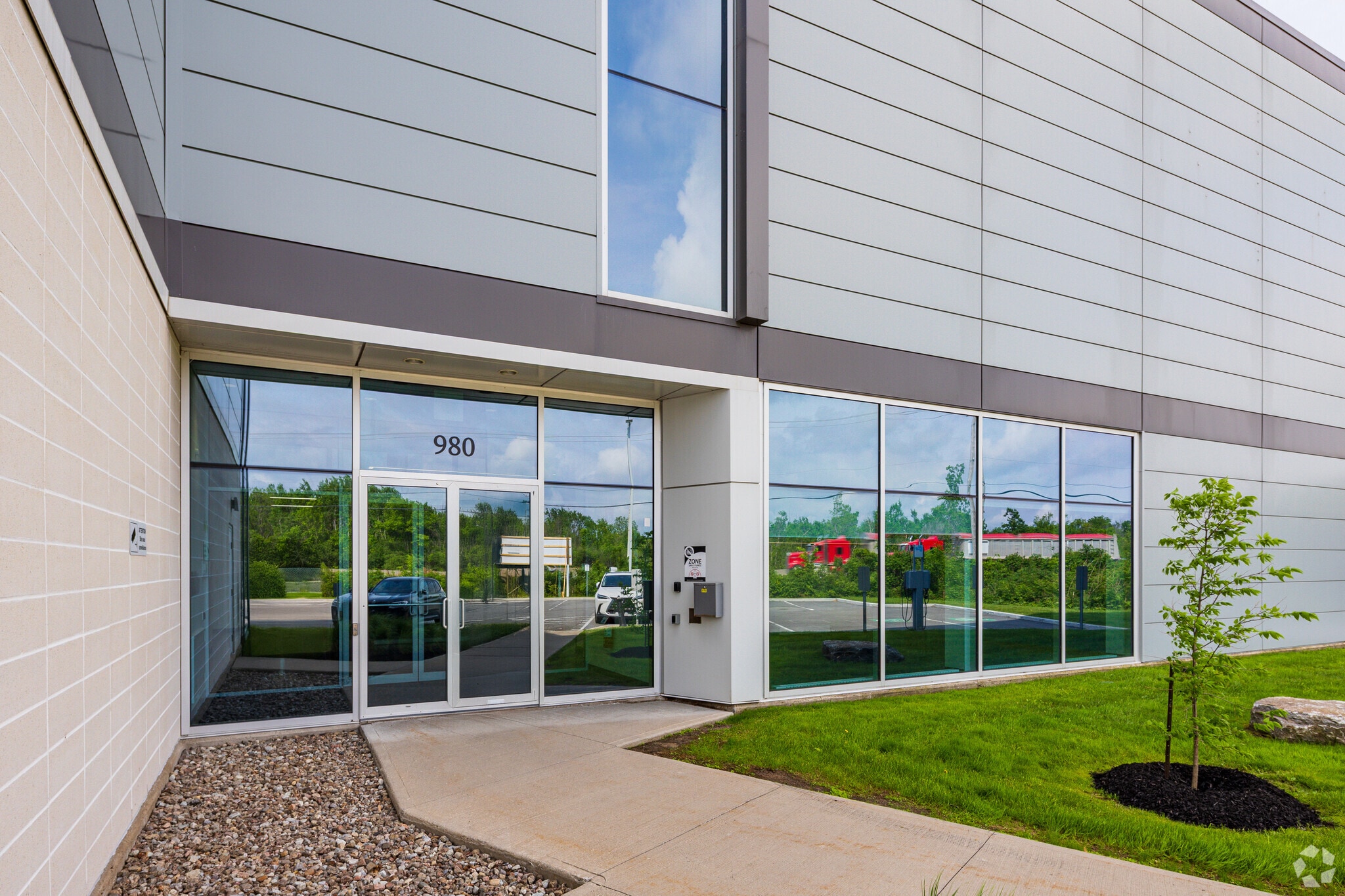 970-980 Pl Paul-Kane, Laval, QC to rent Building Photo- Image 1 of 7