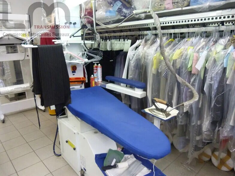 Retail in Antony to rent - Interior Photo - Image 2 of 4