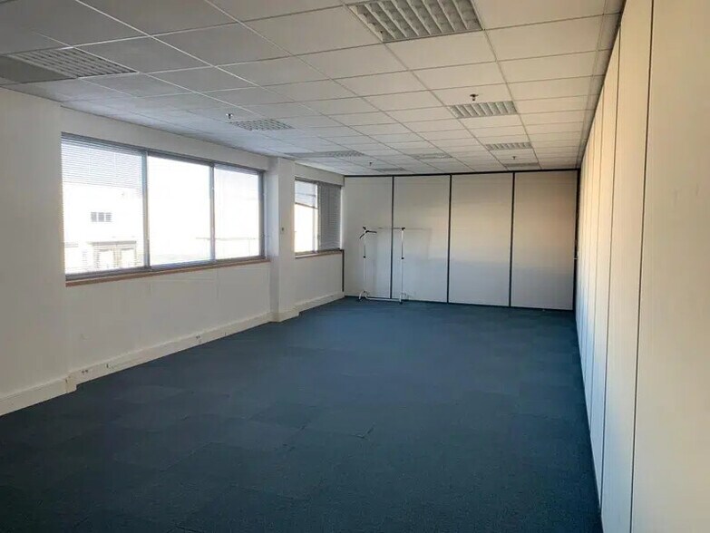 Industrial in Compans to rent - Building Photo - Image 3 of 14