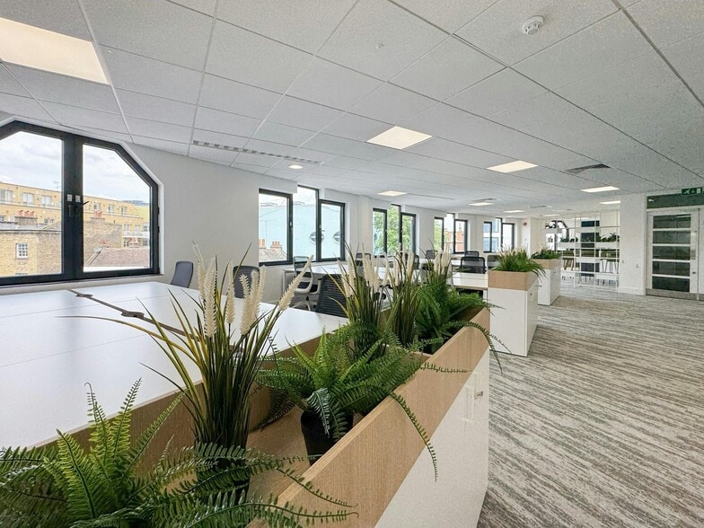 593-599 Fulham Rd, London to rent - Interior Photo - Image 2 of 35