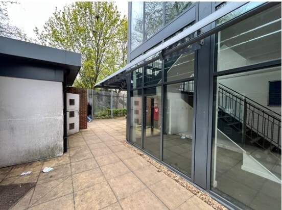 Cumberland Rd, Southsea to rent - Building Photo - Image 3 of 7