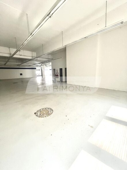 Light Industrial in Marseille to rent - Interior Photo - Image 3 of 7