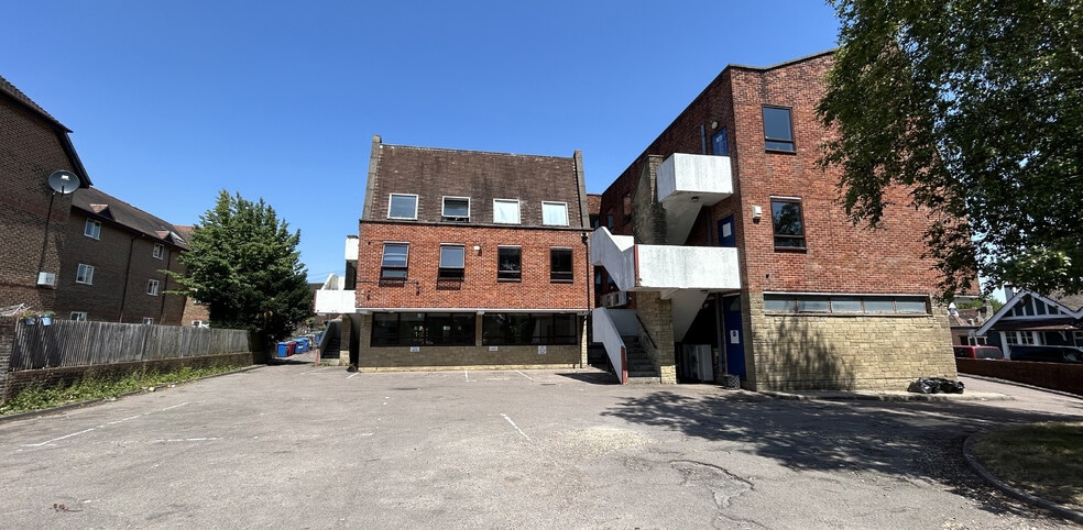 Portland Rd, East Grinstead to rent - Building Photo - Image 2 of 2
