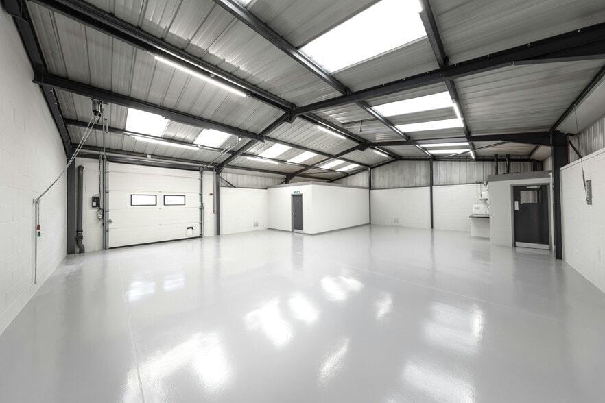 284 Aberdeen Ave, Slough to rent - Interior Photo - Image 3 of 4