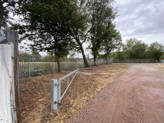 37B Broadway E, Westbury to rent - Building Photo - Image 2 of 3