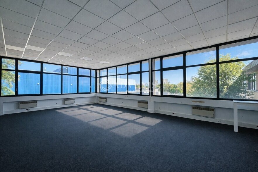Light Industrial in Villejuif to rent - Interior Photo - Image 2 of 12