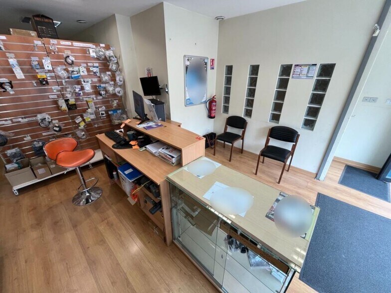 Retail in Noisy-le-Sec to rent - Interior Photo - Image 3 of 9