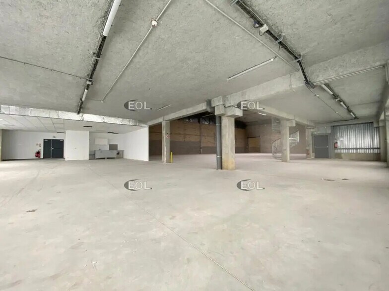Industrial in Lieusaint to rent - Interior Photo - Image 2 of 20