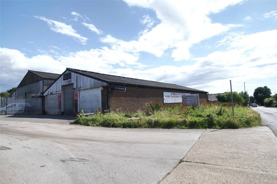 40 Barnett Wood Ln, Leatherhead to rent - Building Photo - Image 2 of 2