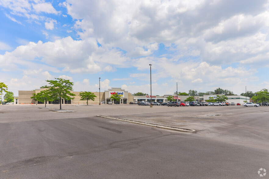 3700-3800 W Saginaw St, Lansing, MI for sale - Primary Photo - Image 1 of 1