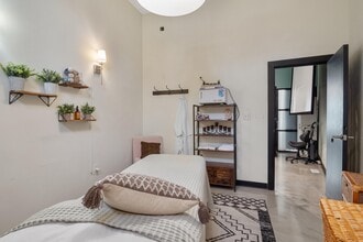 7185 Manchester Rd, Maplewood, MO to rent Interior Photo- Image 2 of 2