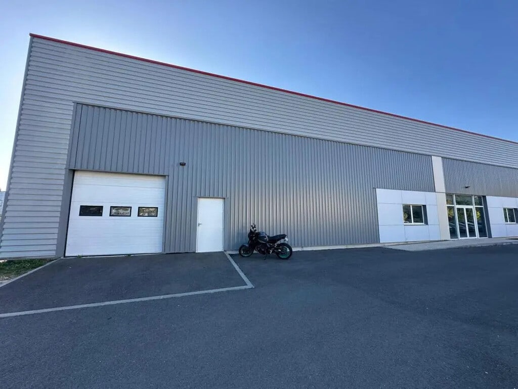 Location Commerce 694 m² - Photo 1