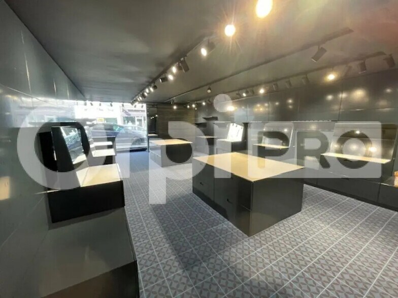 Office in Villefranche-sur-Saône for sale - Interior Photo - Image 2 of 5