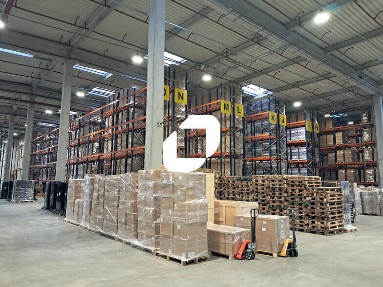 Industrial in Compans to rent - Building Photo - Image 3 of 8