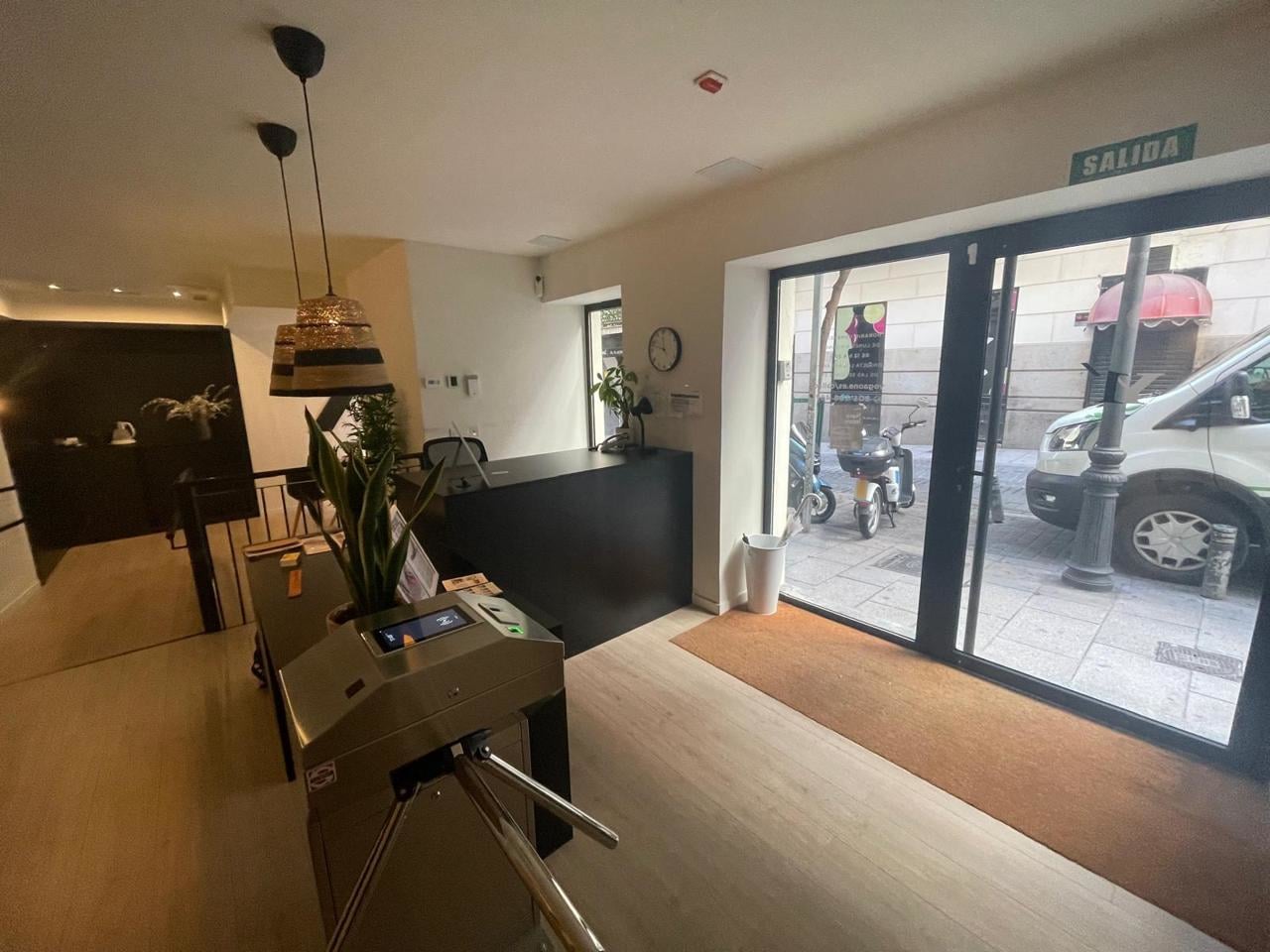 Retail in Madrid, Madrid to rent Interior Photo- Image 1 of 12