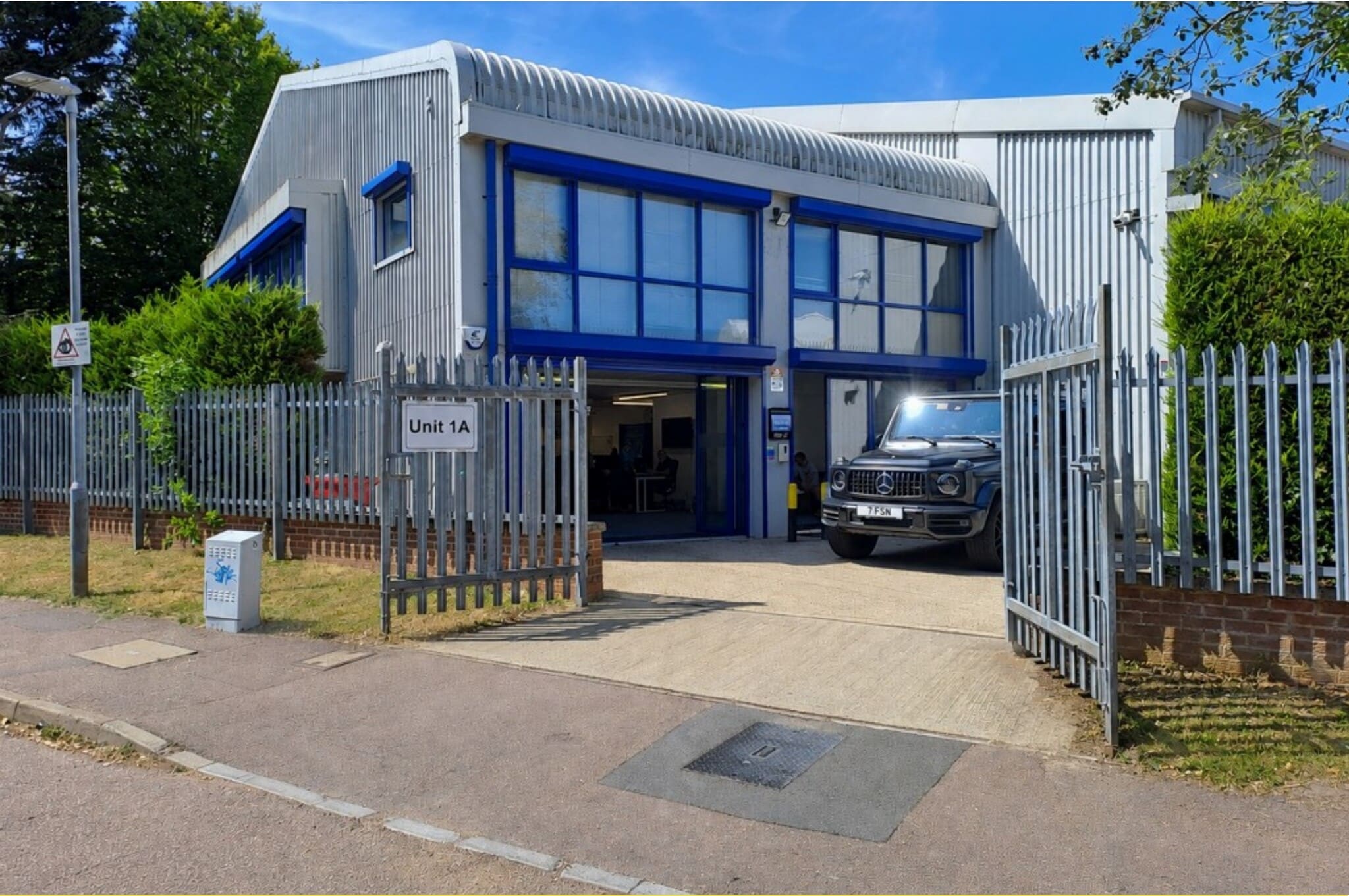 1B Travellers Close, North Mymms to rent Building Photo- Image 1 of 3