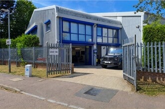 1B Travellers Close, North Mymms to rent Building Photo- Image 1 of 3