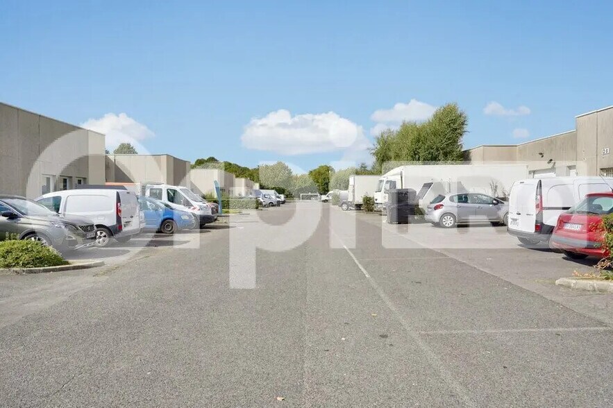 Light Industrial in Lognes to rent - Building Photo - Image 2 of 12