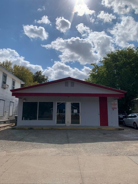 2113 E Cesar Chavez St, Austin, TX for rent - Building Photo - Image 2 of 14