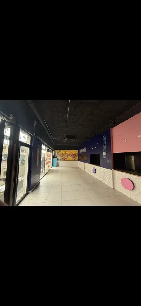 Retail in Saint-Ouen-sur-Seine to rent Interior Photo- Image 1 of 9