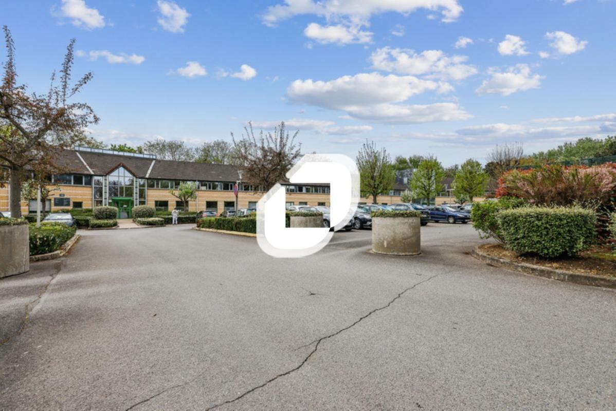 Office in Champs-sur-Marne to rent Building Photo- Image 1 of 4