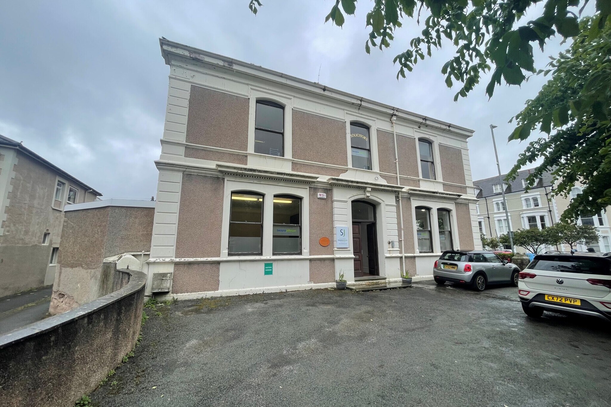 17 Trinity Sq, Llandudno to rent Primary Photo- Image 1 of 2