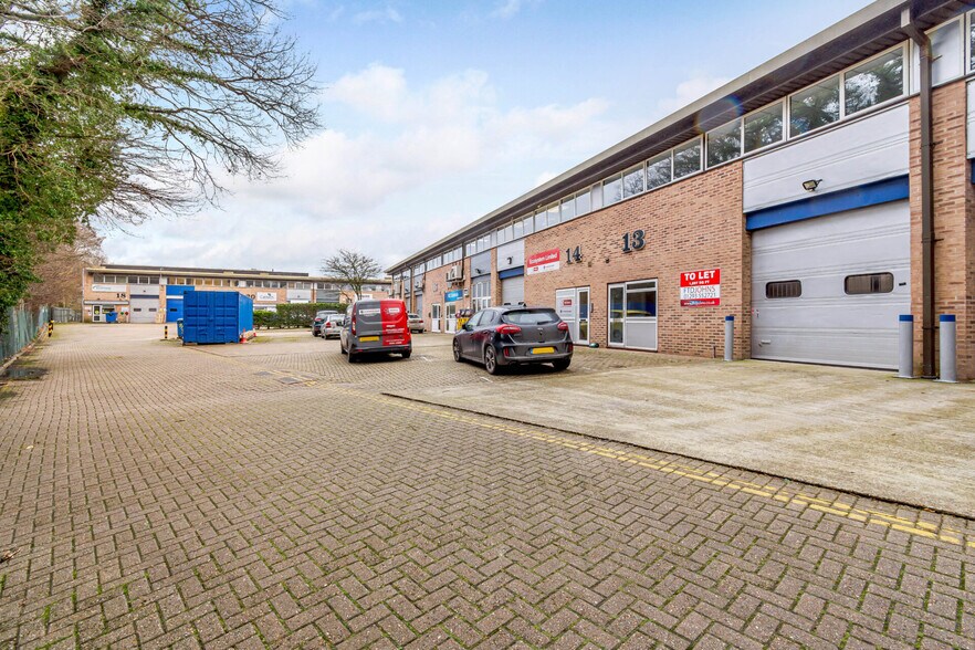 Newton Rd, Crawley for sale - Building Photo - Image 1 of 1