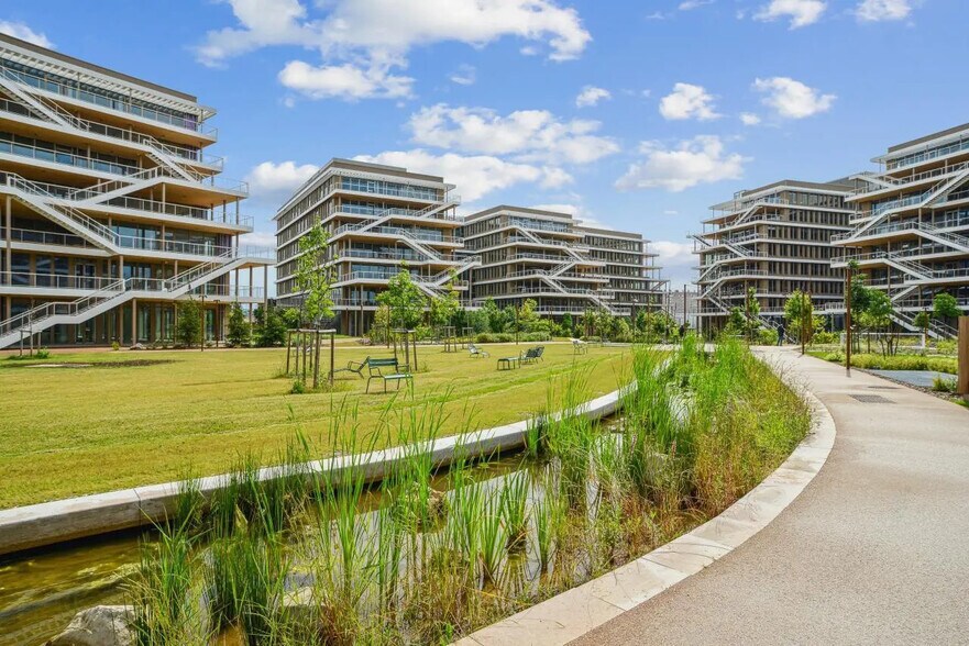 Place Des Papeteries, Nanterre to rent - Building Photo - Image 2 of 10