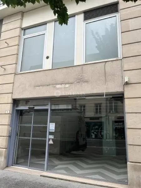 Location Commerce 155 m² - Photo 1