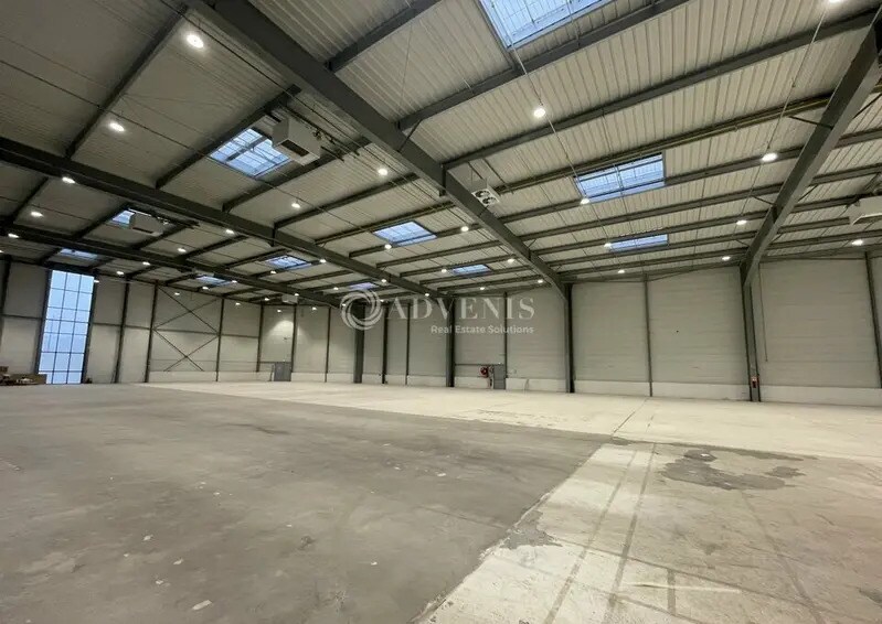 Light Industrial in Le Mesnil-Amelot to rent - Interior Photo - Image 2 of 10