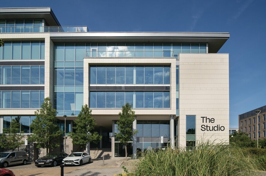 Midsummer Blvd, Milton Keynes to rent - Building Photo - Image 2 of 9