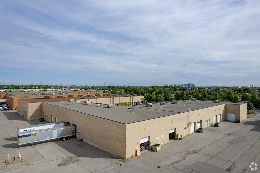 4060 Ridgeway Dr, Mississauga, ON for rent - Building Photo - Image 3 of 4