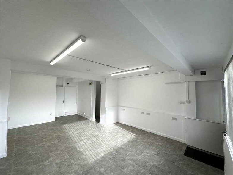 111 Cottage Beck Rd, Scunthorpe to rent - Building Photo - Image 3 of 5