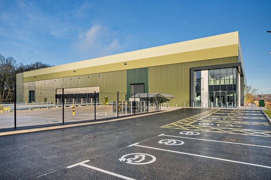 M81 Tower Rd, Stone to rent - Building Photo - Image 3 of 45