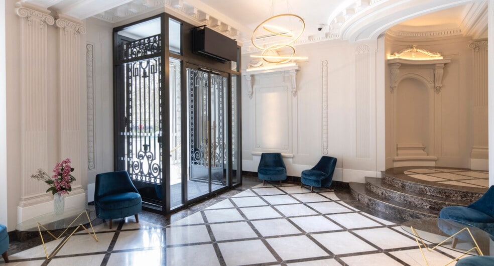 25 Berkeley Sq, London to rent - Interior Photo - Image 3 of 6