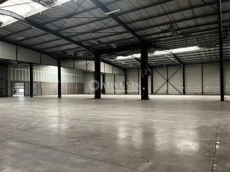 Location Entrepôt 4 858 m² - Photo 1